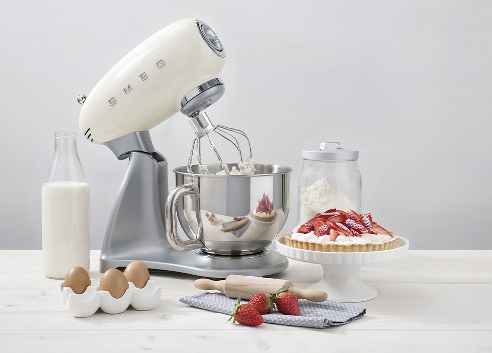 Robot sur socle Smeg SMF02