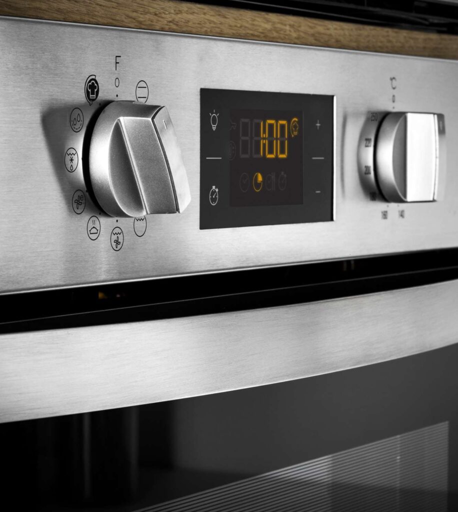 Four encastrable pyrolyse Indesit IFW5844PIX